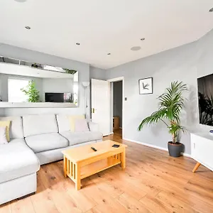 Apartment Cosy 1-bed E15, Sleeps 4, 1 Min From Tube Station Near O2 Arena
